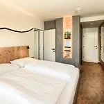 Dips&drops - The First Bike And Hub Hotel